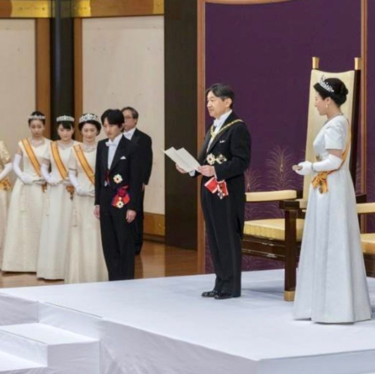 JAPON – MONARCHIE – L’Empereur Naruhito  est intronisé, mais le défilé impérial est reporté
