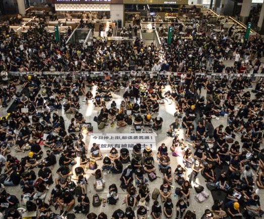 HONG KONG – MANIFESTATIONS: L’aéroport de Chep Lak Kok pris en otage par les protestataires