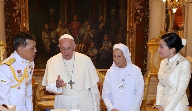 THAÏLANDE – MONARCHIE: Aux cotés de S.M le roi Rama X et du pape François, S.M la reine Suthida…