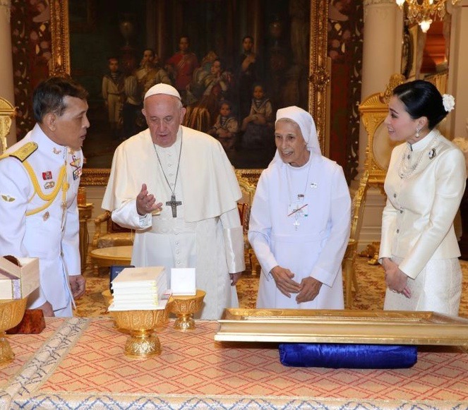 THAÏLANDE – MONARCHIE: Aux cotés de S.M le roi Rama X et du pape François, S.M la reine Suthida…