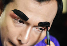 THAILANDE – VIDEO: Enseigner l’anglais en faisant s’écrouler de rire son auditoire thaïlandais