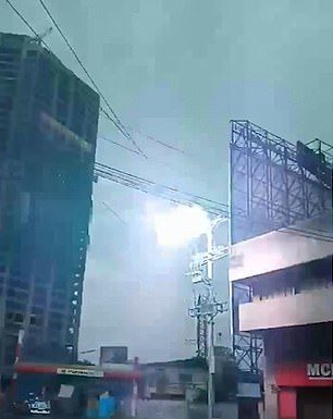 PHILIPPINES – SÉISME: A Davao, l’explosion en direct d’un transformateur secoué par un tremblement de terre