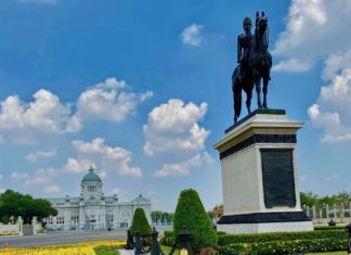 THAÏLANDE – CORONAVIRUS: Le roi Rama X aux fourneaux pour le personnel soignant