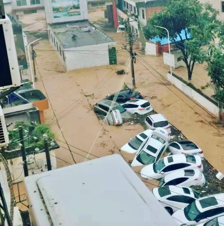 CHINE – INONDATIONS : Un métro submergé, les vidéos qui montrent la ville de Zhengzhou engloutie par les inondations
