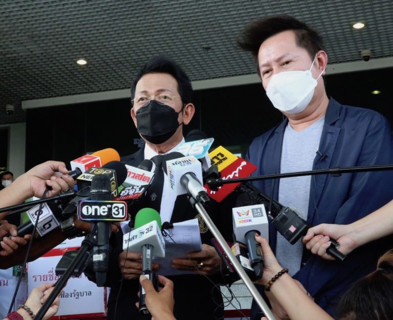 THAÏLANDE – POLITIQUE : Le gouvernement Prayut pris en étau entre les manifestations de rue et les poursuites pénales