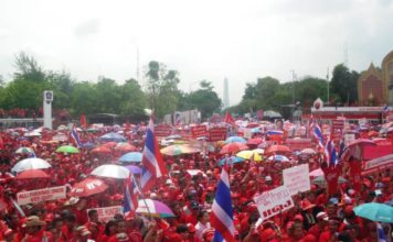 THAILANDE Conflit Politique – Manifestation à boulets rouges
