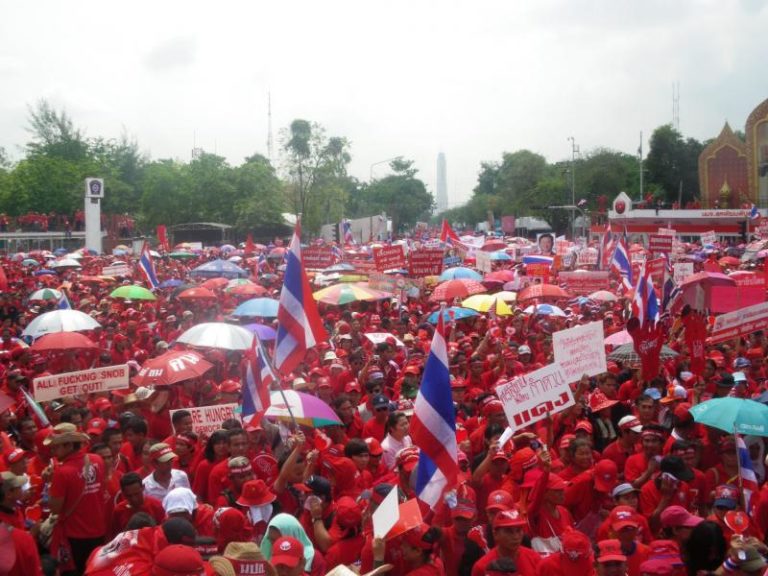 THAILANDE Conflit Politique – Manifestation à boulets rouges