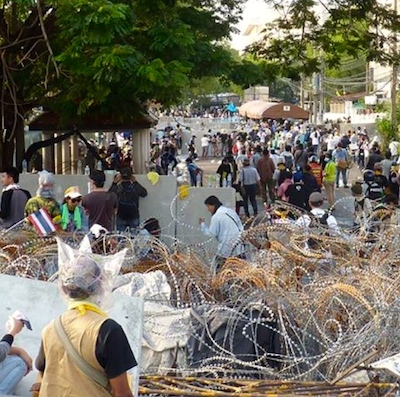 Bangkok, manifestations : la police laisse les manifestants prendre le siège du gouvernement