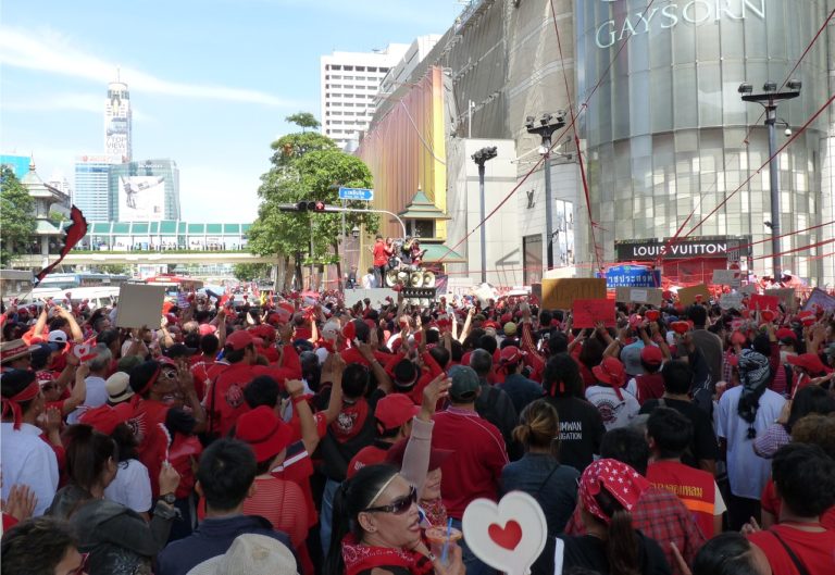 Thaïlande, manifestations : un dangereux poker-menteur (11/11/13)