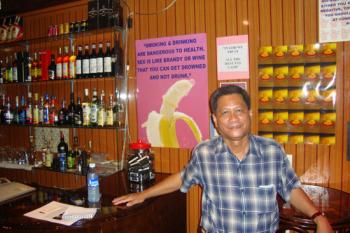 Cambodge, Phnom Penh : Le Condom Bar, savant mélange des genres