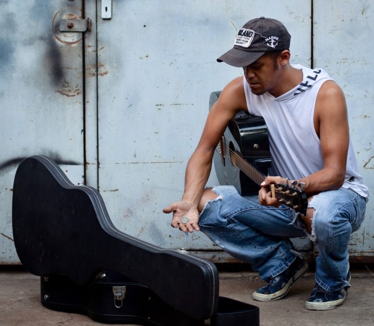 THAÏLANDE – FRANCE : Chris Jon, le chanteur franco-thaïlandais qui nous raconte la vie…et le reste