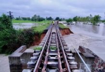 THAÏLANDE – INONDATIONS : Nombreuses interruptions du trafic ferroviaire thaïlandais inondation ligne de train