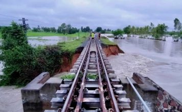 THAÏLANDE – ÉCONOMIE : Les prêts d’urgence, solution face à l’abime économique du Covid et les intempéries inondation ligne de train