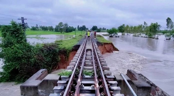 THAÏLANDE – INONDATIONS : Nombreuses interruptions du trafic ferroviaire thaïlandais inondation ligne de train