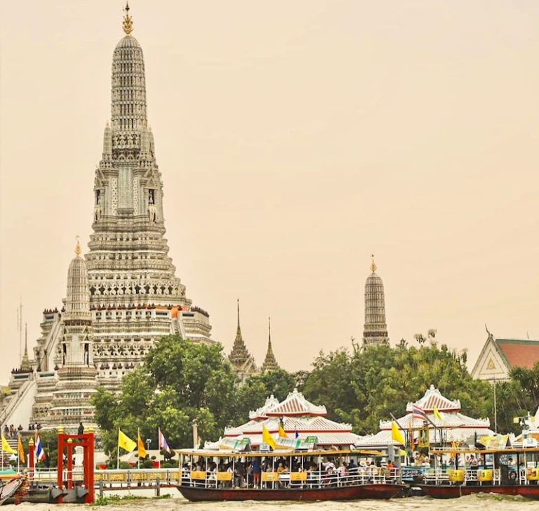 THAÏLANDE – CHRONIQUE : Entre Paris et Bangkok, le duel des sourires