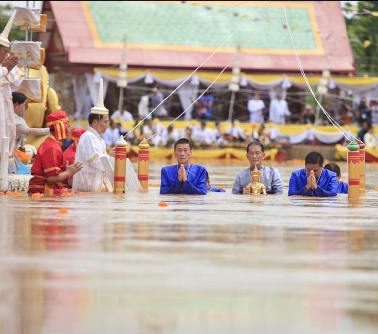 THAÏLANDE – SOCIÉTÉ : Dans la province de Petchabun, Bouddha est submergé dans la rivière