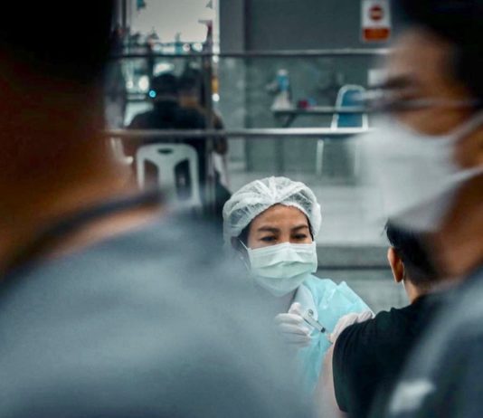 THAÏLANDE – COVID : Le niveau d’alerte thaïlandais de nouveau relevé de 3 à 4 en raison d’Omicron covid thaïlande infirmiere