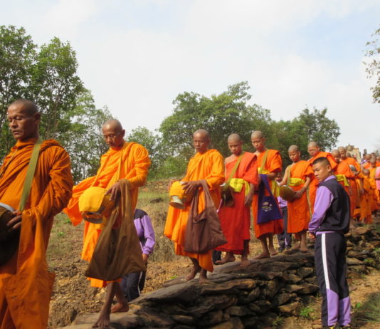 Awk Phansa : quand la Thaïlande célèbre la fin du carême bouddhique moines bouddhistes