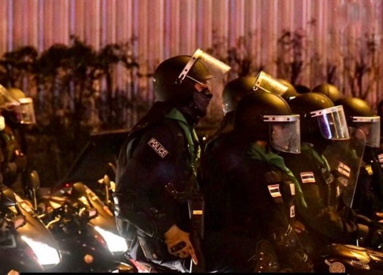 THAÏLANDE – POLITIQUE : Un policier anti-émeutes thaïlandais succombe à ses blessures