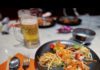 THAÏLANDE – TOURISME : Suppression de l’interdiction de la vente d’alcool de 14 à 17 heures, le débat s’amplifie repas thaïlandais avec une bière
