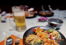 repas thaïlandais avec une bière