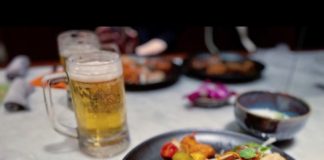 repas thaïlandais avec une bière