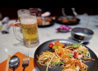 repas thaïlandais avec une bière