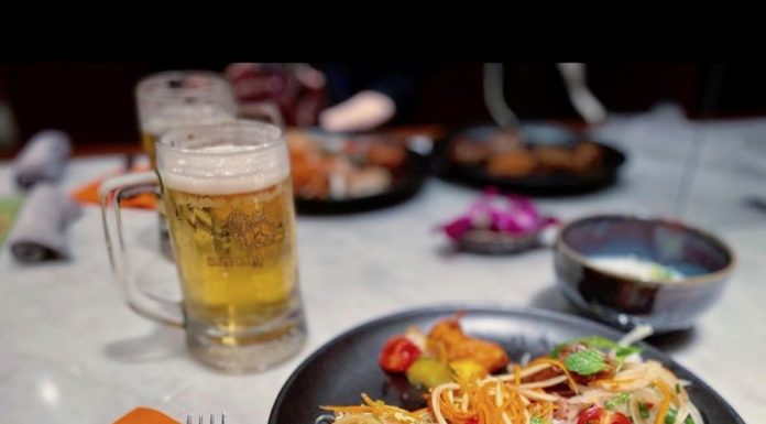 THAÏLANDE – TOURISME : Suppression de l’interdiction de la vente d’alcool de 14 à 17 heures, le débat s’amplifie repas thaïlandais avec une bière