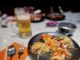 repas thaïlandais avec une bière