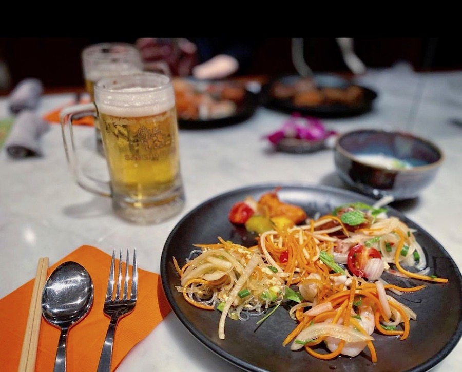 repas thaïlandais avec une bière