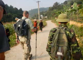 marche sur la route coloniale 4 vietnam