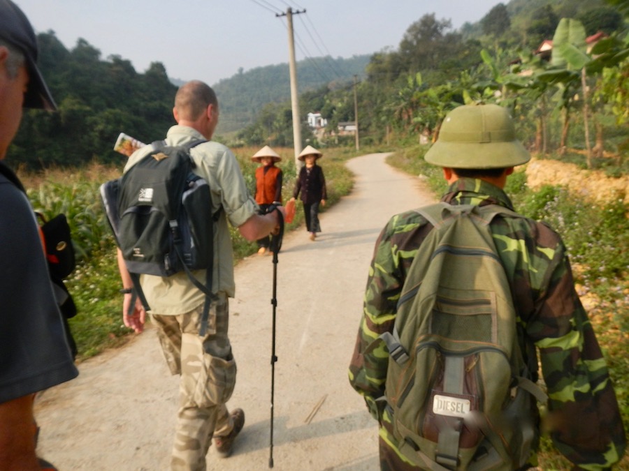 marche sur la route coloniale 4 vietnam