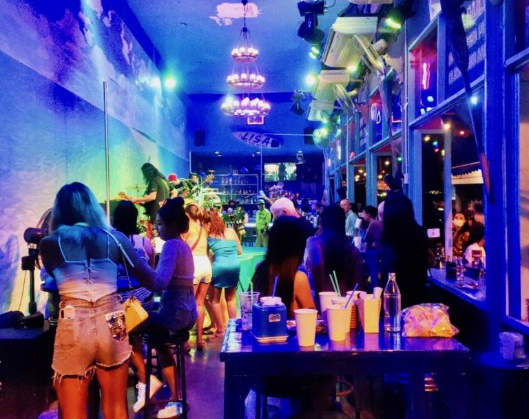 PATTAYA – SOCIÉTÉ : 30 fêtards arrêtés dans un pub sur la beach road pour raisons sanitaires