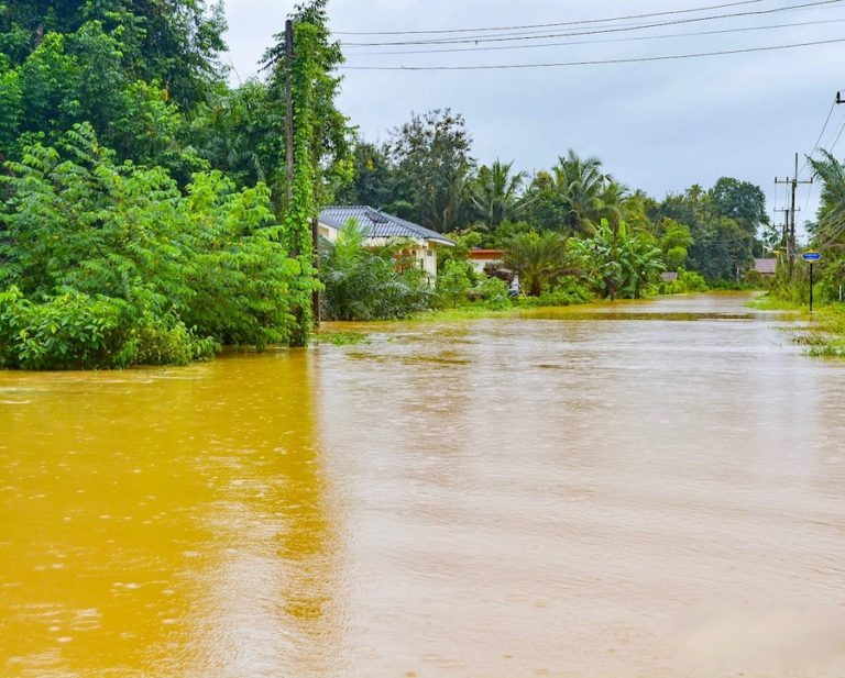 THAÏLANDE – INONDATIONS : Chumphon est sous l’eau, les lignes ferroviaires sont interrompues