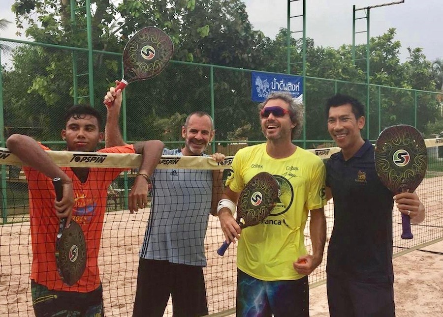 joueurs beach tennis en thaïlande