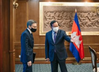 CAMBODGE – DÉFENSE : Ce qu’il faut penser de l’embargo américain du 8 décembre sur les armes Derek Chollet visite au Cambodge