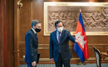 CAMBODGE – DÉFENSE : Ce qu’il faut penser de l’embargo américain du 8 décembre sur les armes Derek Chollet visite au Cambodge
