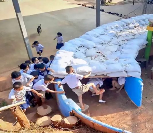 THAÏLANDE – FRONTIÈRES : Des élèves et des enseignants près de la frontière birmane apprennent à échapper aux tirs d’artillerie école thaïlandaise abris