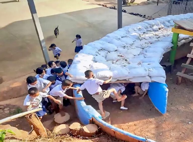 THAÏLANDE – FRONTIÈRES : Des élèves et des enseignants près de la frontière birmane apprennent à échapper aux tirs d’artillerie