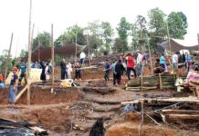 THAÏLANDE – BIRMANIE : La guerre civile birmane bouleverse la vie quotidienne à la frontière thaïlandaise Camps de réfugiés Birmans