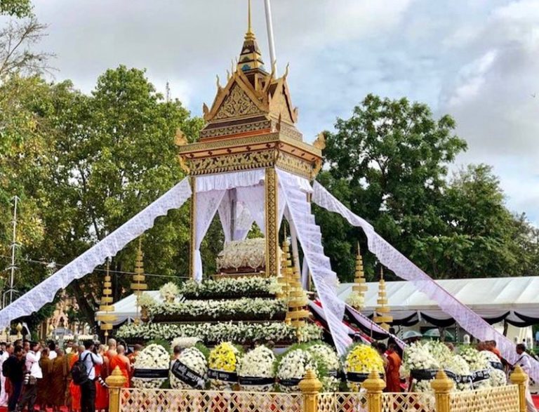 CAMBODGE – HOMMAGE: Le prince Norodom Ranariddh reçoit un hommage funèbre royal à Phnom Penh