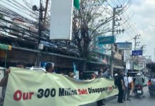 PATTAYA – ESCROQUERIE : Les victimes d’une arnaque bancaire à 300 millions de bahts protestent dans la cité balnéaire Manifestation Pattaya Banque