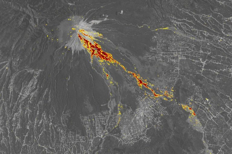 INDONÉSIE – ÉRUPTION : La Nasa photographie l’éruption du Mont Semeru