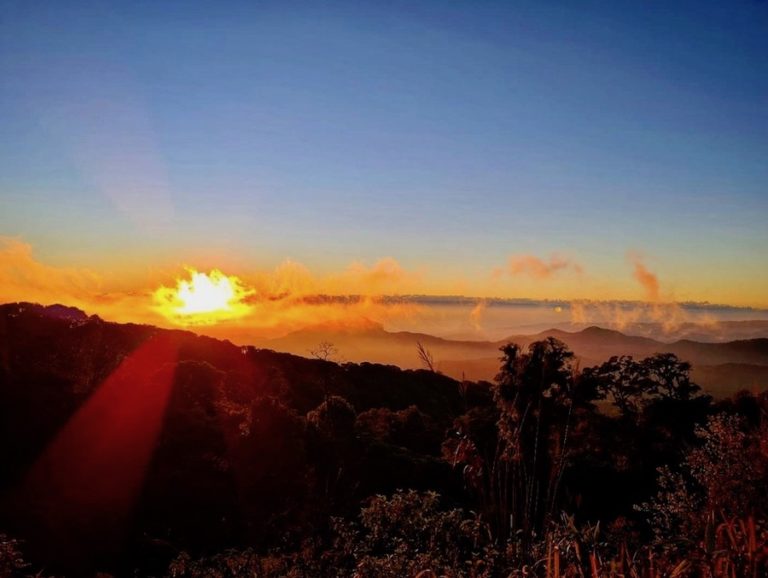 THAÏLANDE – TOURISME : Des milliers de personnes saluent le premier lever de soleil de 2022 à Chiang Mai