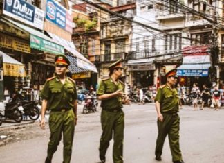 VIETNAM – ÉCONOMIE : La corruption, ce « lubrifiant » si vietnamien Police Vietnam