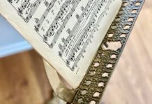 GAVROCHE – ROMAN : Découvrez notre nouveau roman-feuilleton « Hashtag Singapour » lutrin roman singapour