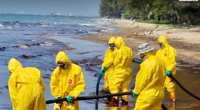THAÏLANDE – POLLUTION : La plage de Mae Ramphueng souillée par la marée noire marée noire Thaïlande Rayong