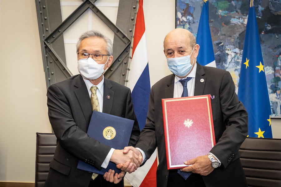 Jean-Yves Le Drian et Don Pramudwinai