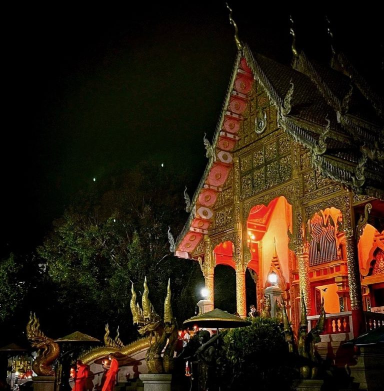 THAÏLANDE – MONARCHIE : Leurs Majestés se recueillent à l’occasion du jour de Makha Bucha