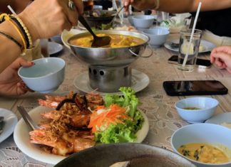 THAÏLANDE – SOCIÉTÉ : La marée noire de Rayong attire les curieux et…. fait grimper le prix des fruits de mer Thaïlande fruits de mer